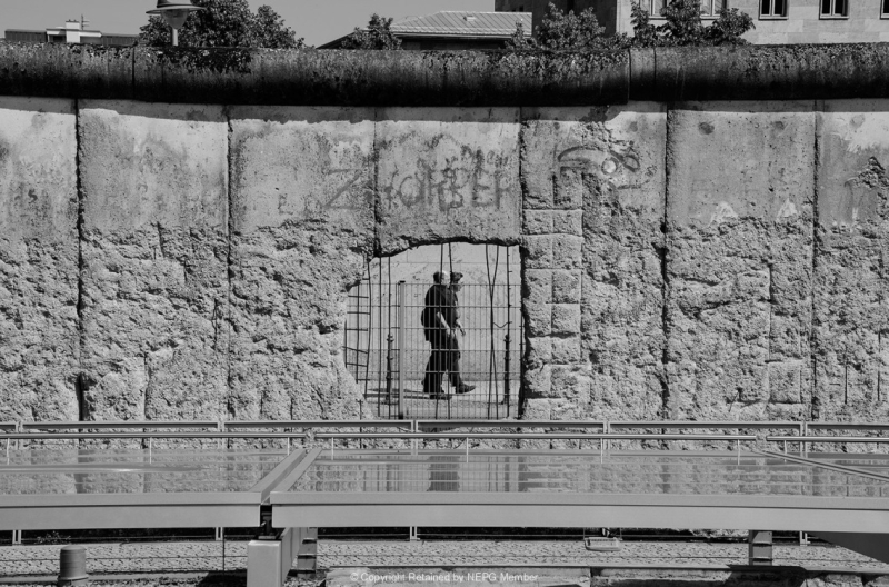 Projected-Mono-Werner-Tubbe-Hole-In-The-Berlin-Wall-Bronze